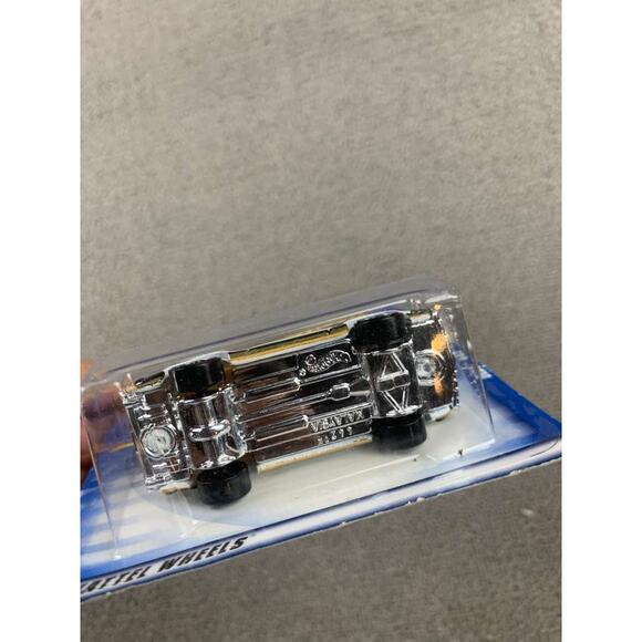 Y2K Hot Wheels Olds 442 White Die Cast Car Red Collector #242 - Picture 5 of 5